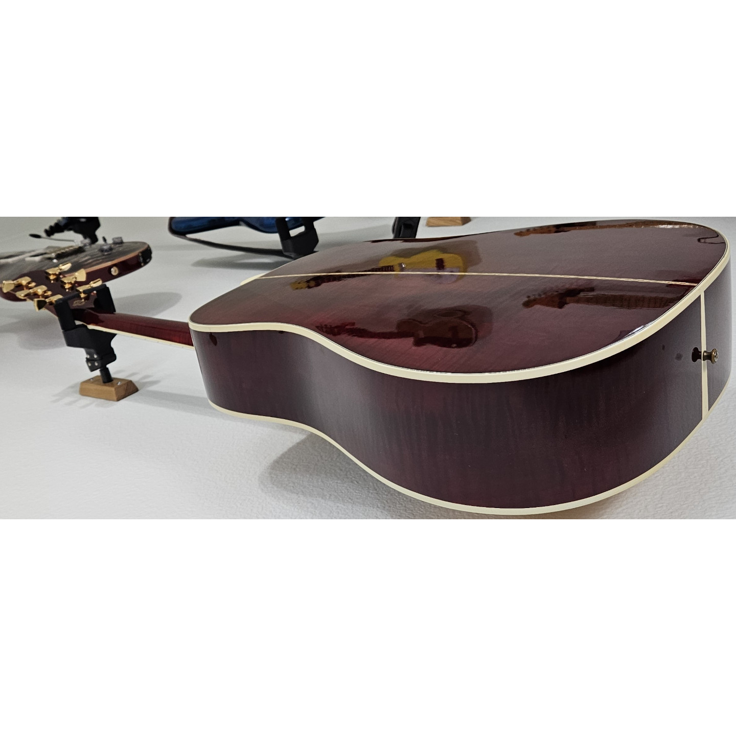 1997 Gibson Custom Shop Dove In Flight Limited Edition Acoustic Guitar