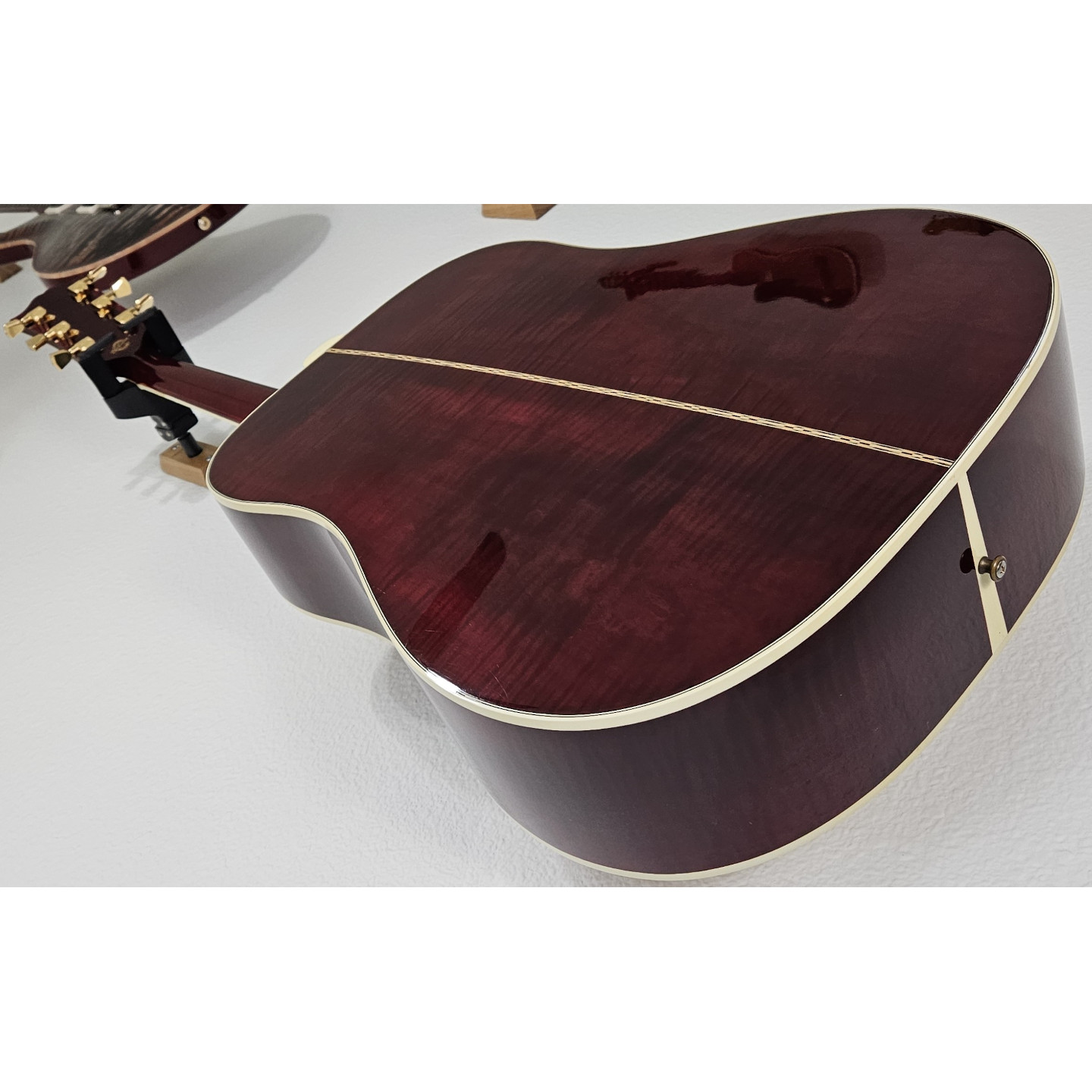 1997 Gibson Custom Shop Dove In Flight Limited Edition Acoustic Guitar